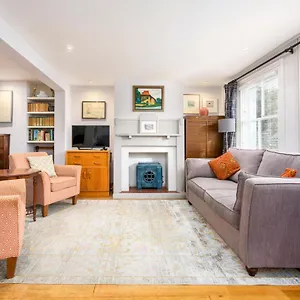 Holiday home Delightful Bird Sisters With Free Parking, Brighton